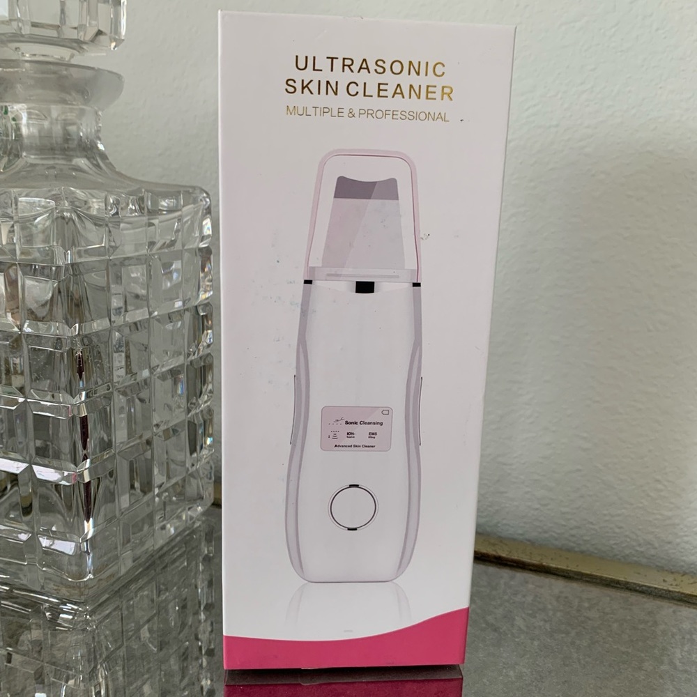 Ultrasonic skin cleanser